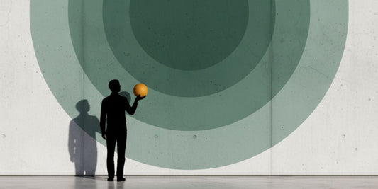 AI generierte Grafik: Schwarze silhouette mit goldenem Ball, vor Kreisen