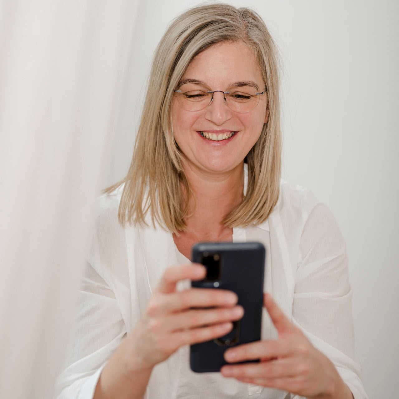 Porträt Cornelia Aigenberger am Handy